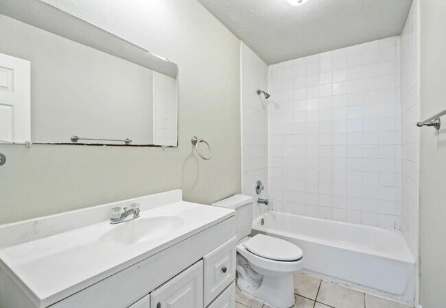 Building Photo - 11902 Clifton Oaks Dr