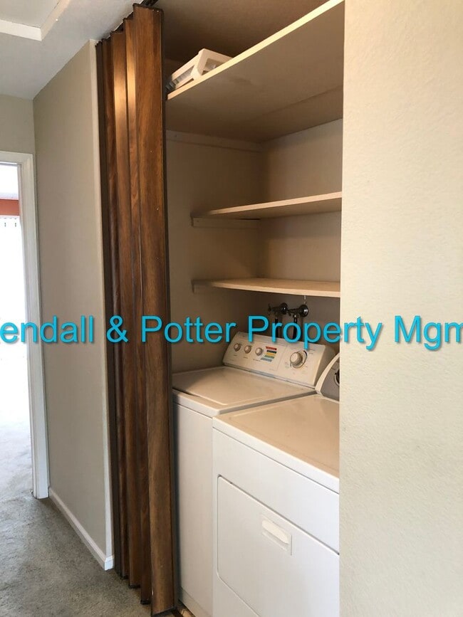 Building Photo - Spacious 3 bed/2.5 bath End Unit Townhome ...