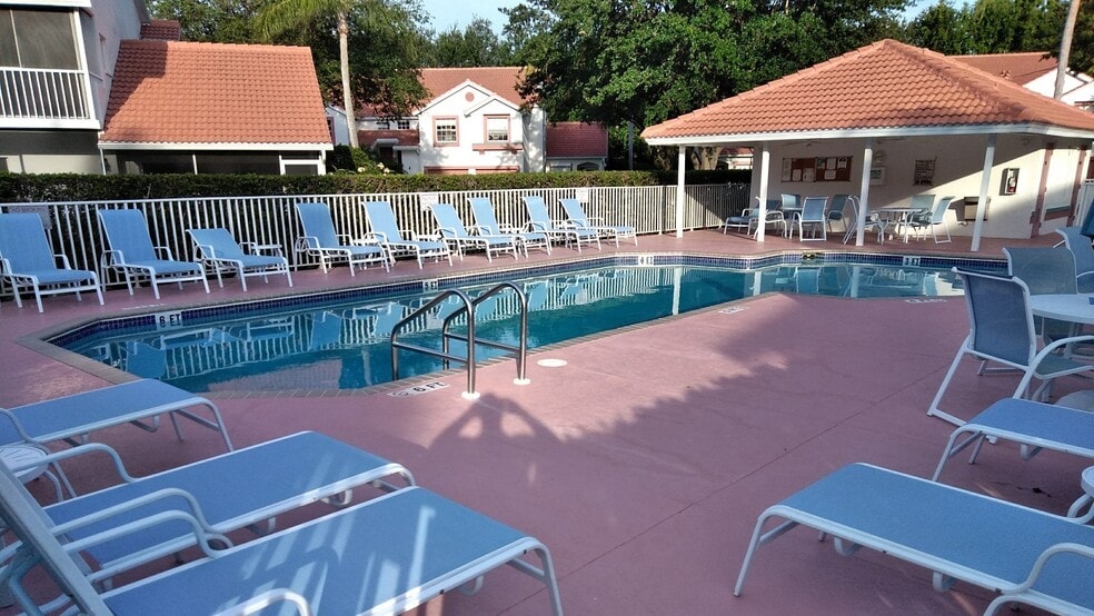 pool (condo) - 582 Windsor Sq