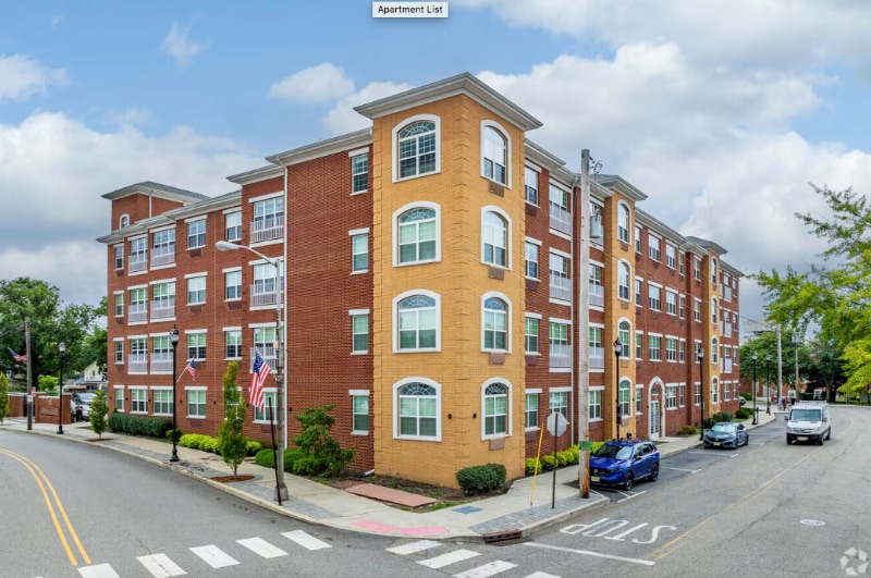 Building Photo - 21 Lakeside Ave