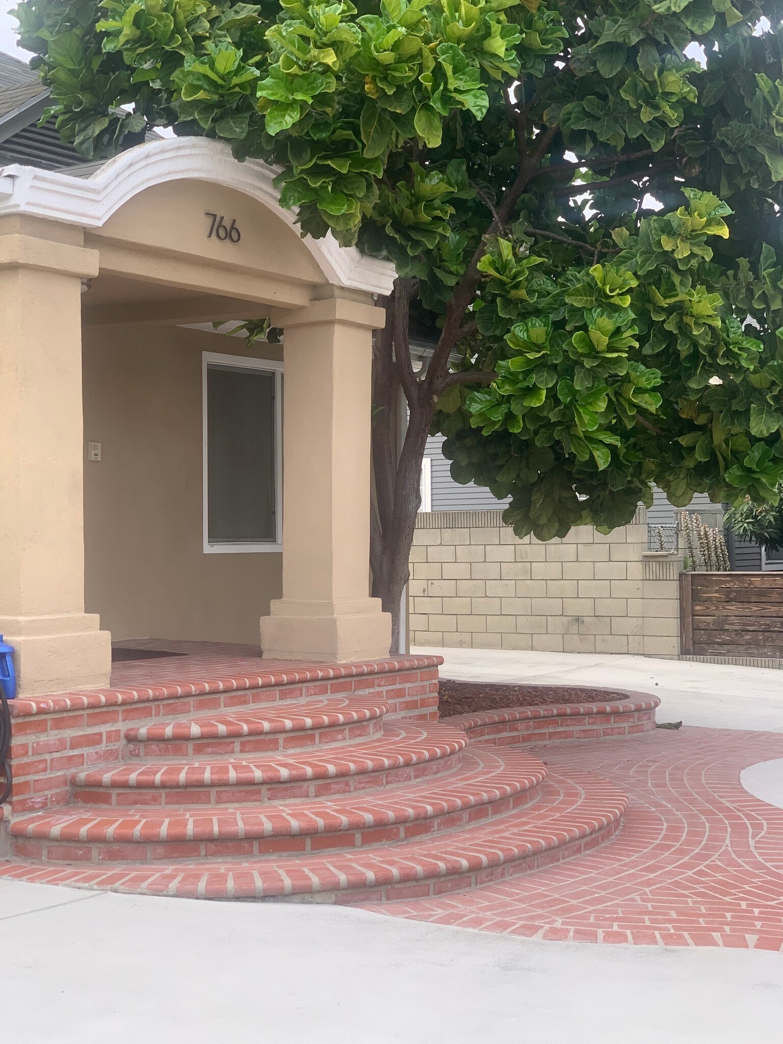 Building Photo - 766 N Alexandria Ave