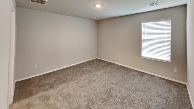 Building Photo - Very Nice 4 Bedroom 2 Bath Home in Yukon S...