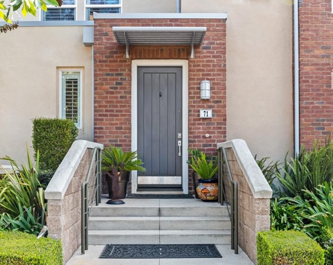 Building Photo - Light & Bright 2 Bedroom, 2 Bathroom Townhome