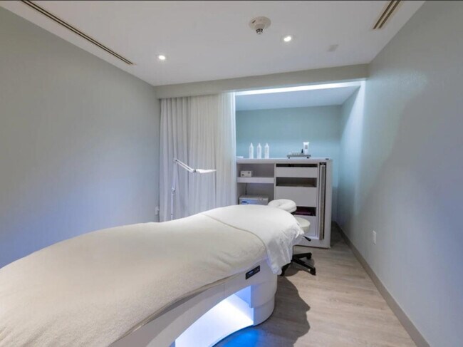 Building Photo - 3101 Bayshore Dr