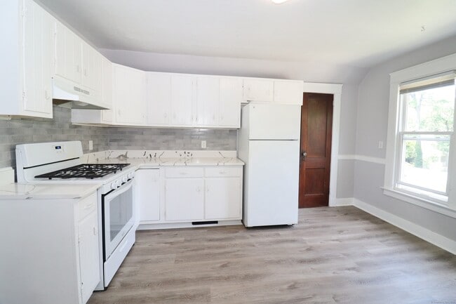 Building Photo - 253 Willow St