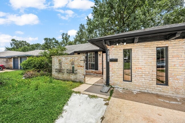 Building Photo - 5618 Briarwick Ln