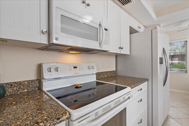 Building Photo - Beautifully updated 2 bed/2 bath located c...