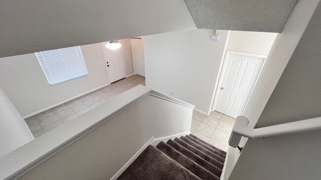 Building Photo - Upgraded Avalon Park 3 Bed/2.5 Bath Townhome!