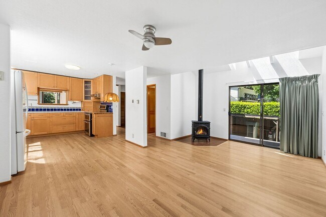 Building Photo - Unique 3bd/2.5bth Haller Lake Home in North Seattle, $4,250/mo.