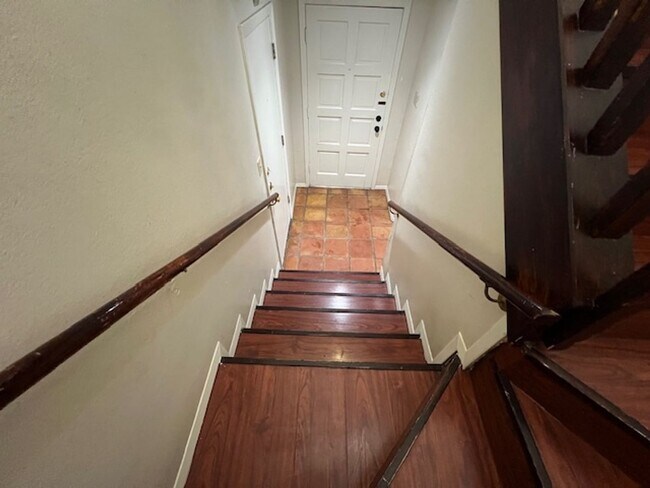 Building Photo - Quadrangle Townhome