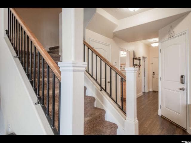 Building Photo - Lovely Townhome Conveniently Located Near ...