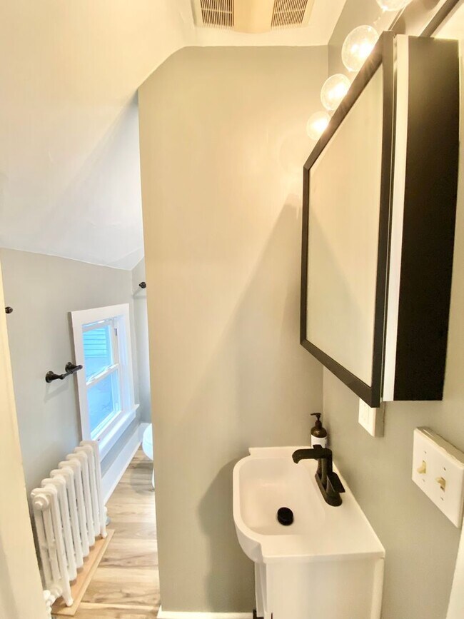 Building Photo - 36 Clarke St