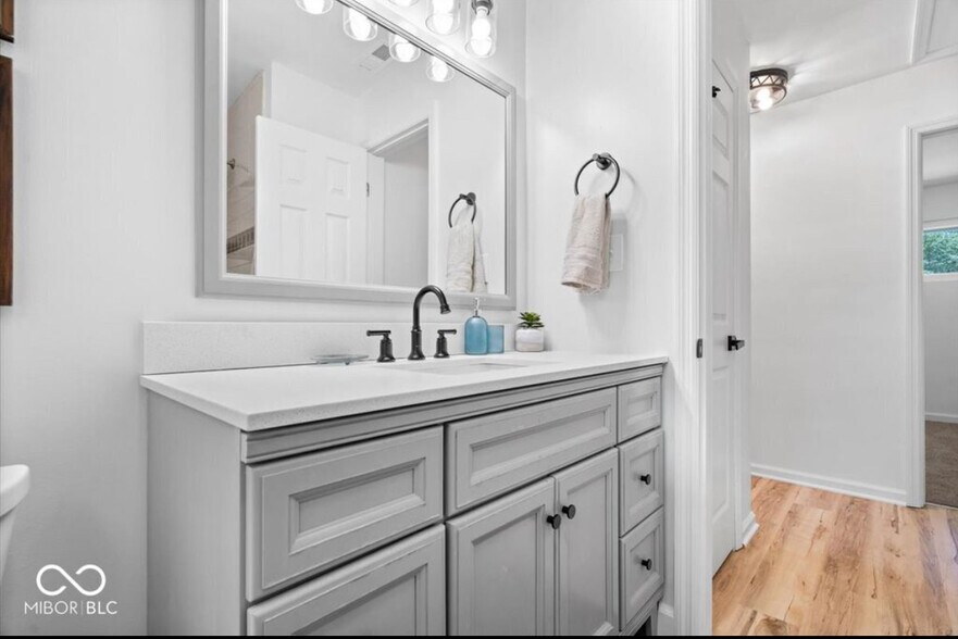 Full bath with shower/dub combo - 6326 Forest View Dr