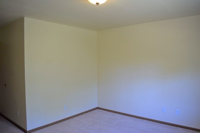 Building Photo - Spacious & Convenient Living in Shady Oaks!