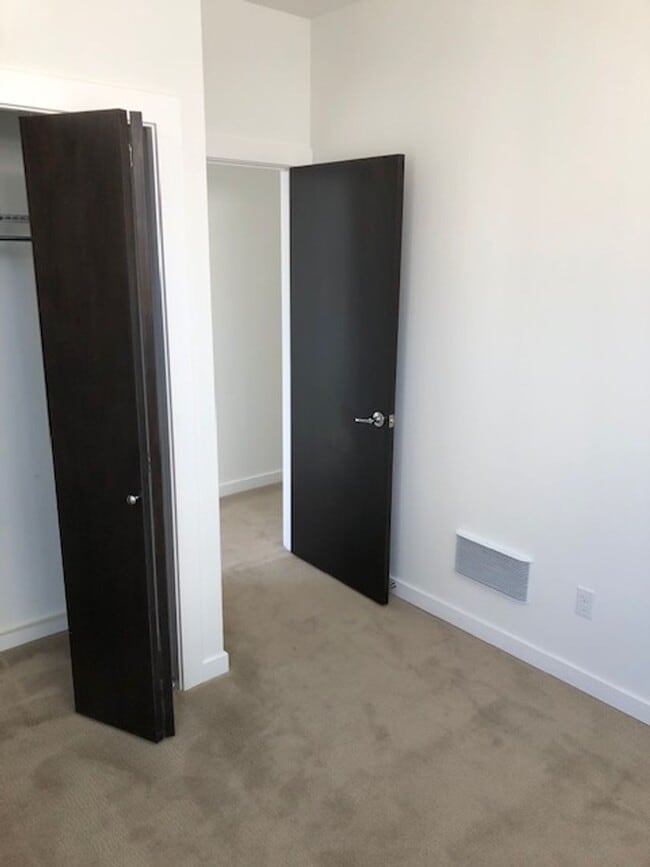 Building Photo - Leschi Townhome