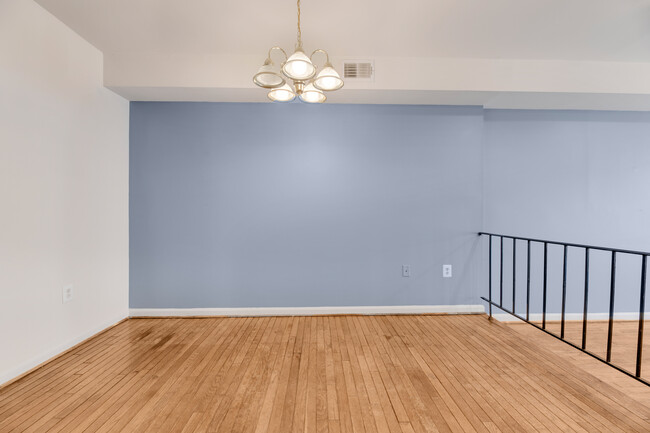 Building Photo - Spacious two-bedroom apartment with a clas...