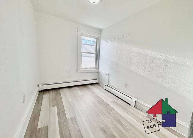 Building Photo - 94 Malletts Bay Ave