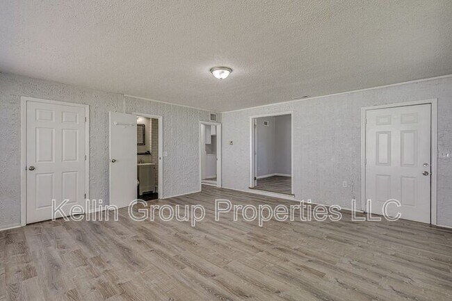 Building Photo - 875 19th Ave S