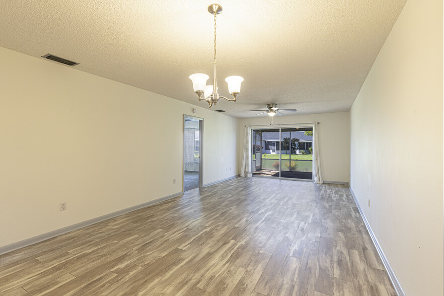 living/dining area - 6807 Sandtrap Dr