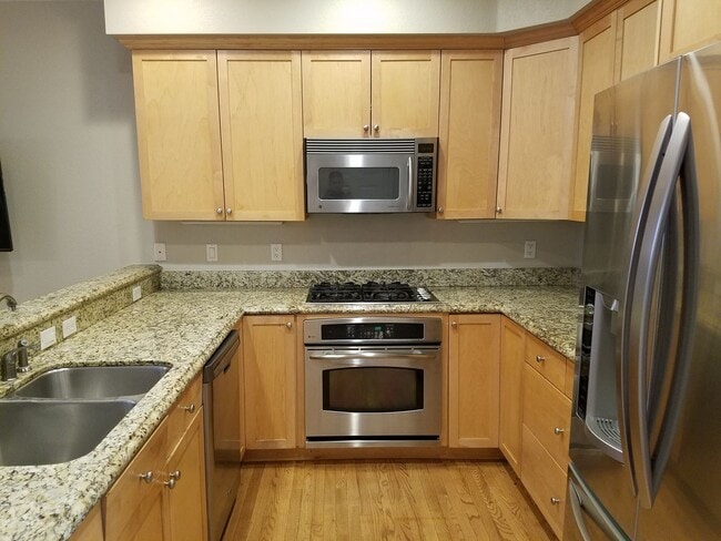 Building Photo - Stunning 4 Bedroom 3.5 Bath Lowry Townhome...