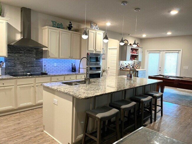 Building Photo - Beautiful 5 Bedroom Home with Pool in Holl...