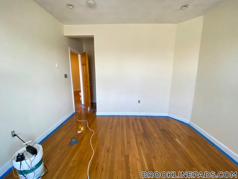 Building Photo - 352 Riverway