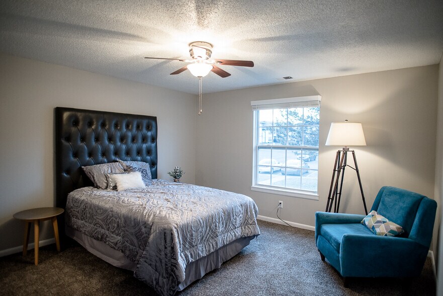 Jefferson on the Lake Olathe, KS Apartment Finder