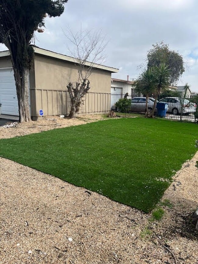 Building Photo - Pet Friendly 4 Bedroom Home