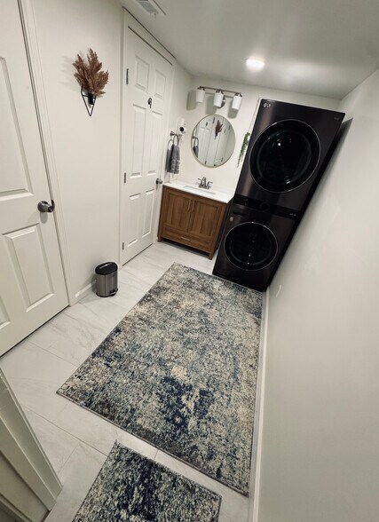Separate walk-in shower located in wet room area. - 11116 Kensington Ave