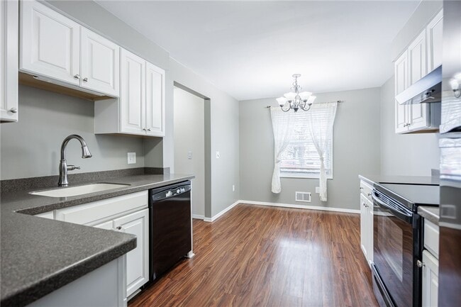 Building Photo - 16 Sanders Farm Dr