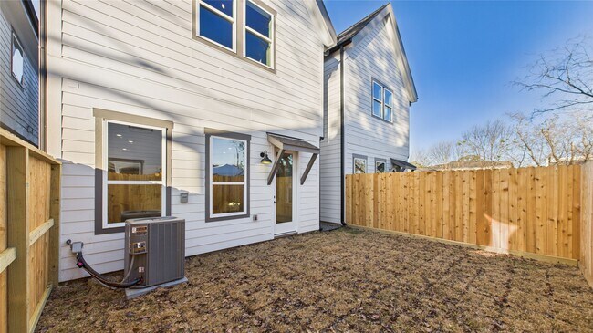Building Photo - 5027 Golden Forest Dr