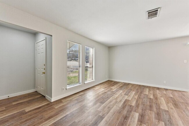 Building Photo - 1210 Southport Dr