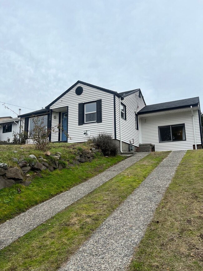 Building Photo - Renton 2 bedroom 1 bath home available now!