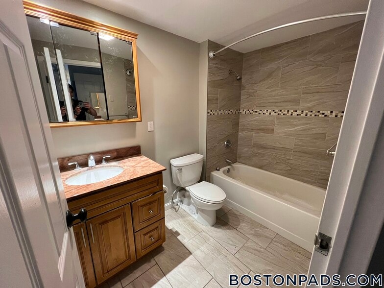 Building Photo - 757 Highland Ave