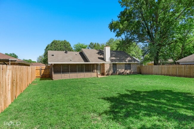 Building Photo - 2542 Spruce Dr