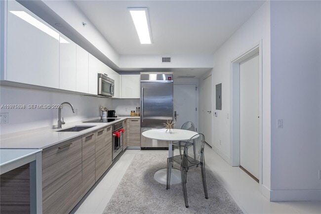 Building Photo - 1300 Brickell Bay Dr