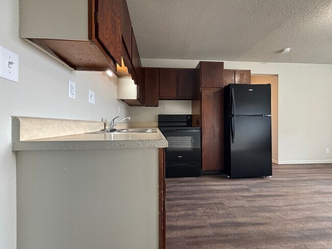 Building Photo - 1 Bedroom, 1 Bath Apartment at the Brookside Apartments!