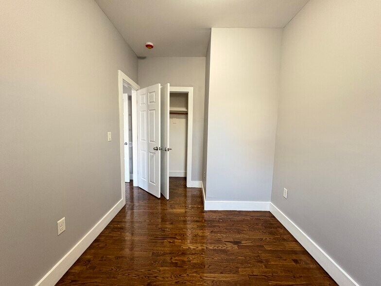 223 Bayview Ave 2 - 221 Bayview Ave