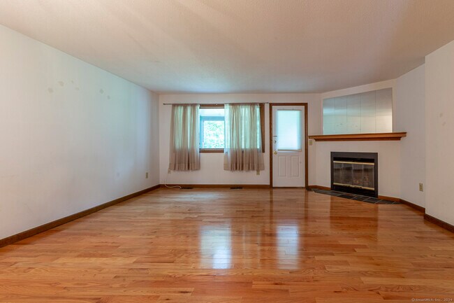 Building Photo - 1 Oak Frst Dr