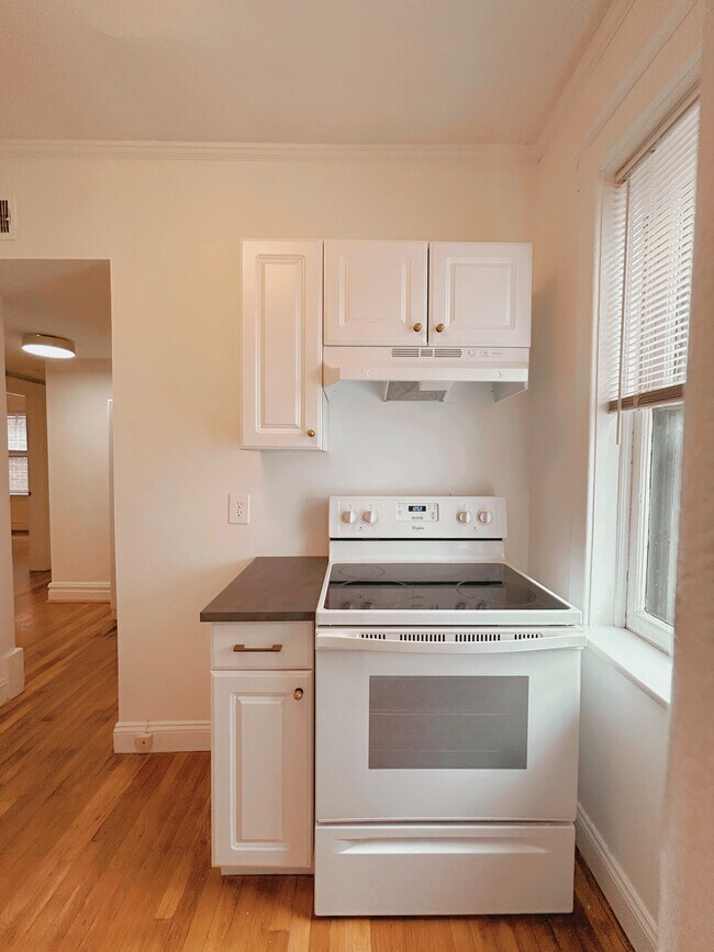 Electric range - 2705 S Kingshighway Blvd