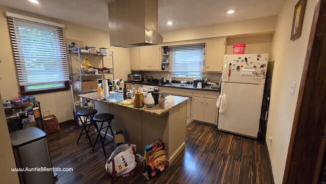 Building Photo - 2BR/1BA Duplex in NE Minneapolis 8/1 move in