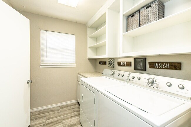 Building Photo - Sharp 3 Bedroom in LISD