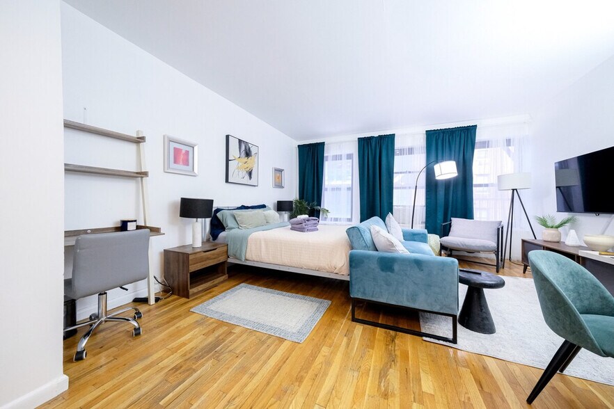 Building Photo - 305 E 95th St