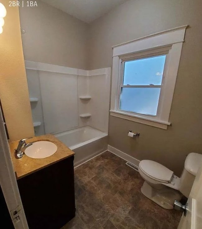 Building Photo - 2 Bedroom Home with Detached Garage, Fenced Yard + Pet Friendly!