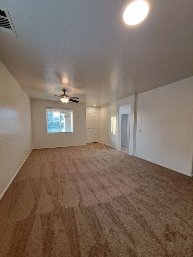 Building Photo - Comfortable Two-Story 4BR Home in Fresno!