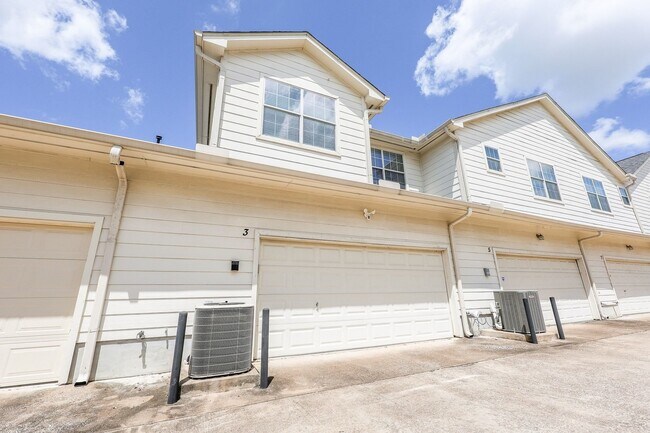 Building Photo - 2865 Westhollow Dr