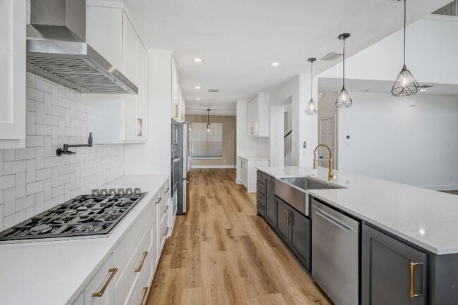 Building Photo - "Stunning 4-Bedroom, 2.5 Bath Oasis with P...