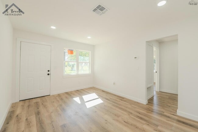 Building Photo - 103 Margaret St