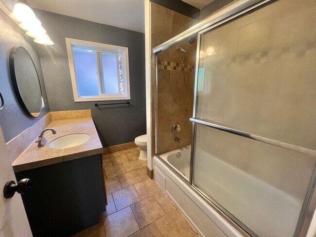 Building Photo - Mini Mansion in Salmon creek in mature nei...