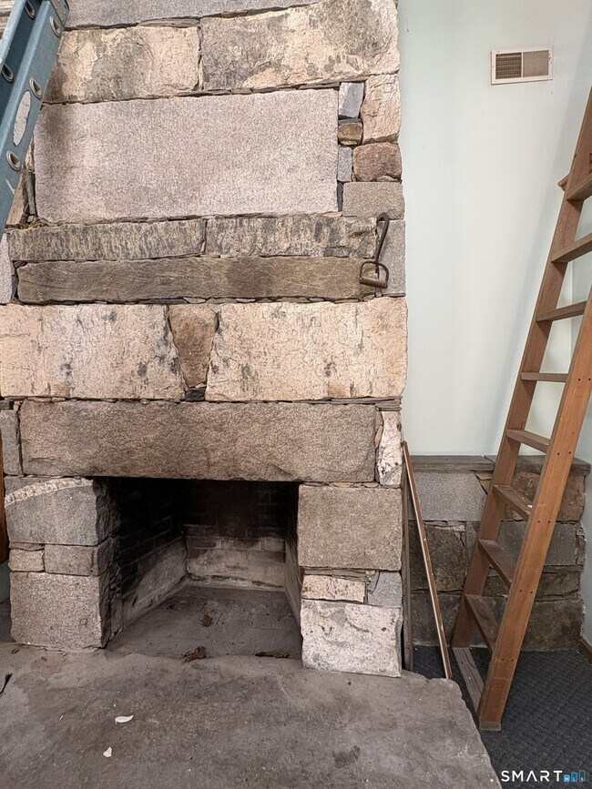 Building Photo - 40 Looking Glass Hill Rd